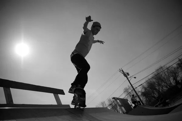 Skateboardista na rampě — Stock fotografie