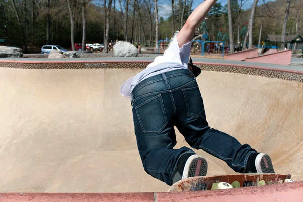 Skateboarder Patinaje en el Bowl — Foto de Stock