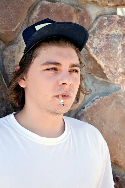 Молодой человек курит сигарету — стоковое фото