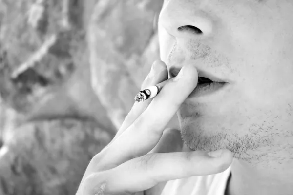 Jonge man roken van een sigaret — Stockfoto