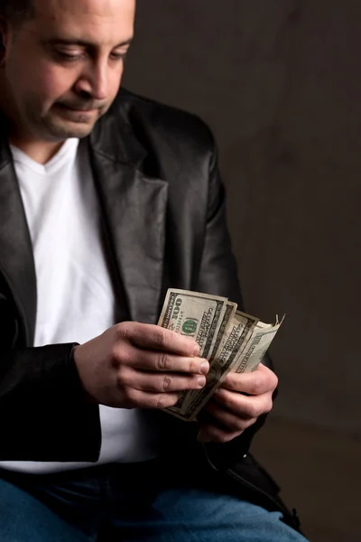 Homem contando dinheiro — Fotografia de Stock