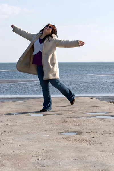 浜で踊る女 — ストック写真