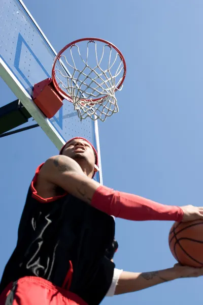 Koszykarz dunking — Zdjęcie stockowe