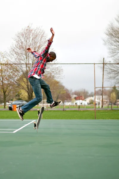 Skateboarder realizando truques — Fotografia de Stock