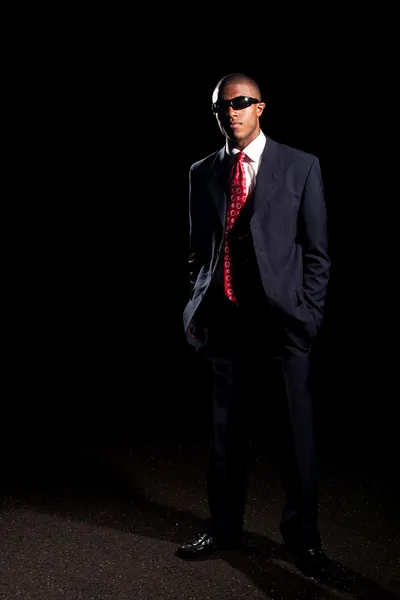 Κομψό άνθρωπος φορώντας σκιές — Φωτογραφία Αρχείου