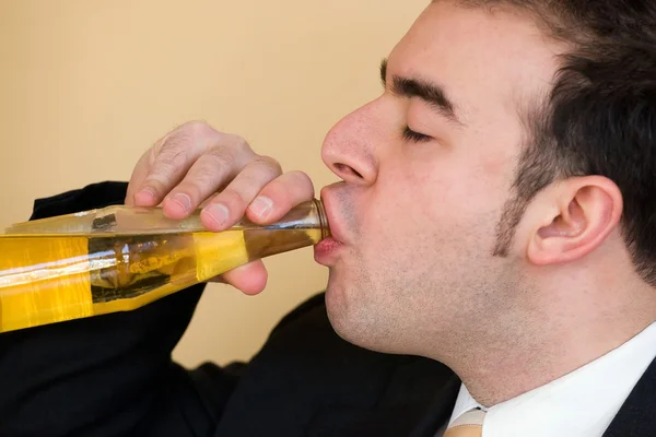 Человек пьет пиво — стоковое фото