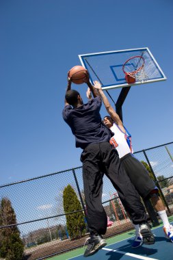 Basketbol oynayan adam