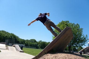 skateboarder rijden op een helling concrete skate