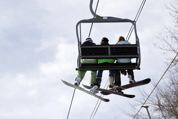 Snowboard skidlift — Stockfoto