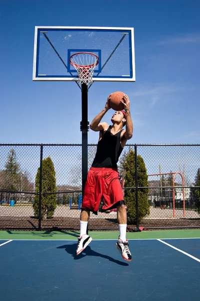 Dunk reverso de basquete — Fotografia de Stock