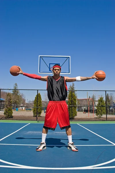 Selbstbewusster Basketballspieler — Stockfoto