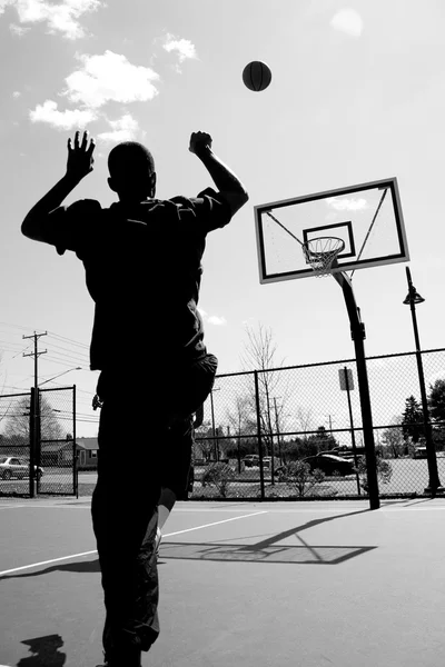 Баскетбольный удар — стоковое фото