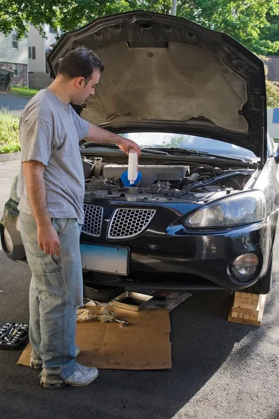 Man Changing the Oil — Stock Photo, Image