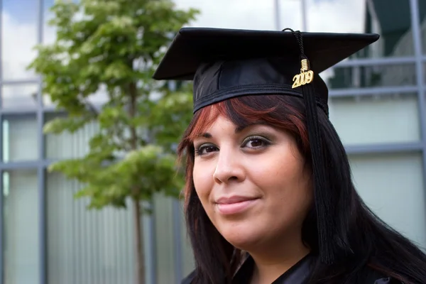 Mujer joven graduándose —  Fotos de Stock