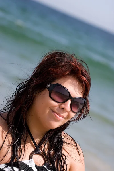 Mutlu plaj kadın — Stok fotoğraf