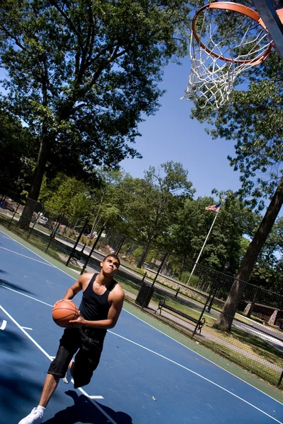 Człowiek grający w koszykówkę — Zdjęcie stockowe
