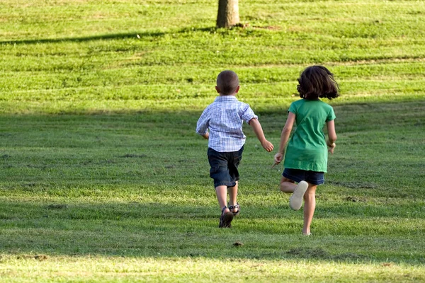 Pequenas crianças correndo — Fotografia de Stock