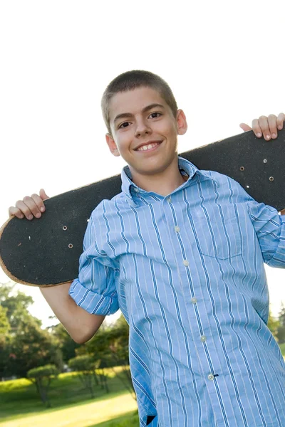 Adolescente con il suo skateboard — Foto Stock