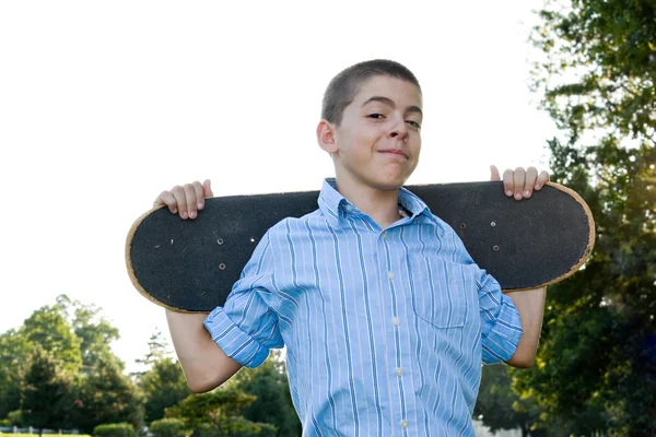 Adolescente com seu skate — Fotografia de Stock