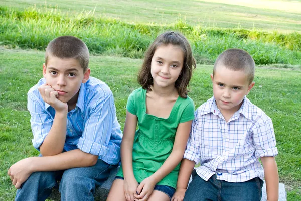 Drie verveelde kinderen — Stockfoto