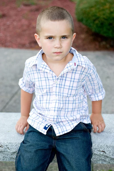 Kleine jongen door hemzelf — Stockfoto