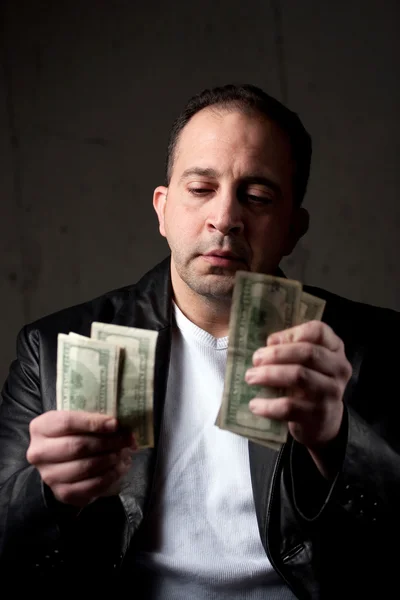 Άνθρωπος μετρώντας τα χρήματά του — Φωτογραφία Αρχείου