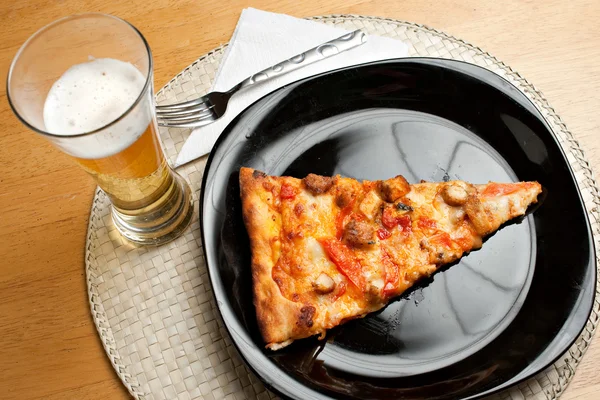 Pizza ve bira — Stok fotoğraf