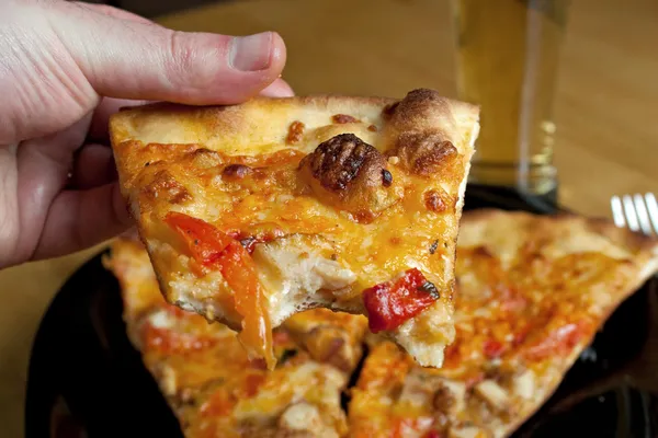 Hombre comiendo un poco de pizza —  Fotos de Stock