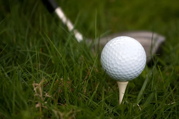 Golfbal en -tee — Stockfoto
