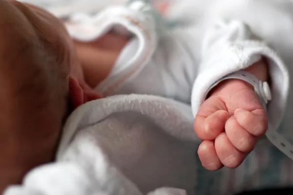 Mão de bebé recém-nascida — Fotografia de Stock