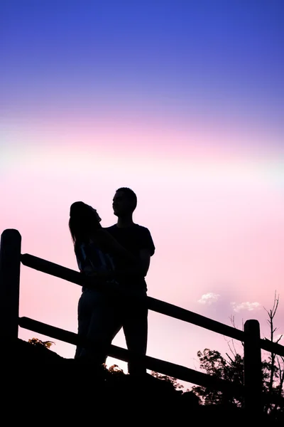 Baci coppia silhouette — Foto Stock