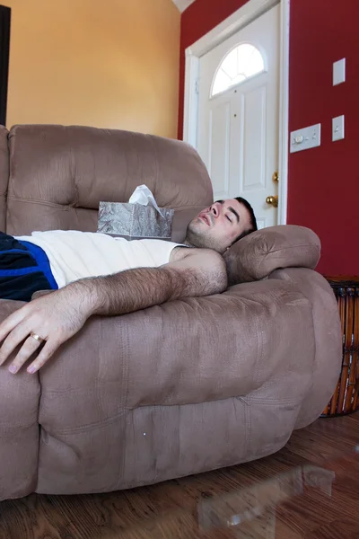 Kranker Mann auf der Couch — Stockfoto