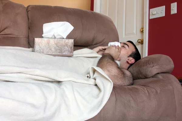 Hombre enfermo en el sofá —  Fotos de Stock