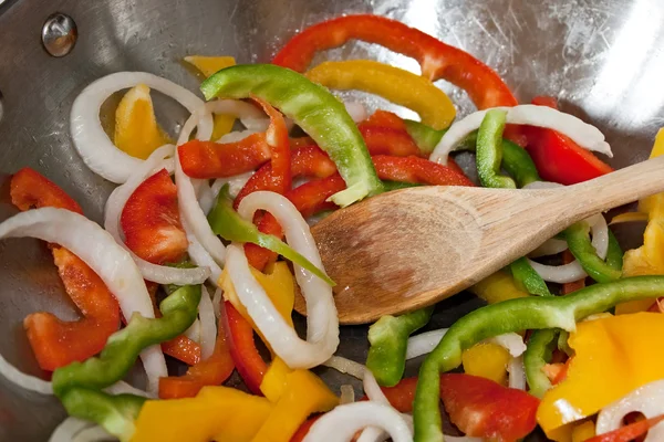 Remuer les légumes frits — Photo