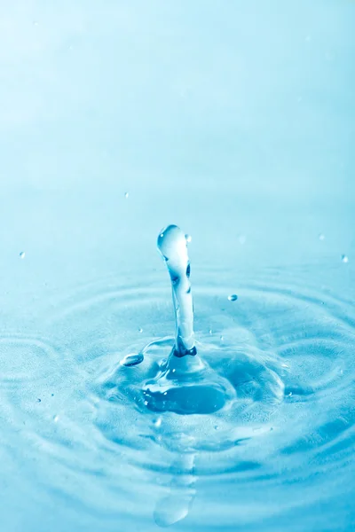蓝色的水液滴飞溅 — 图库照片