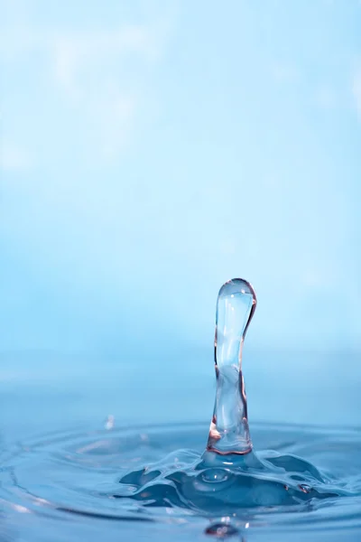 Plusk kropla niebieski wody — Zdjęcie stockowe