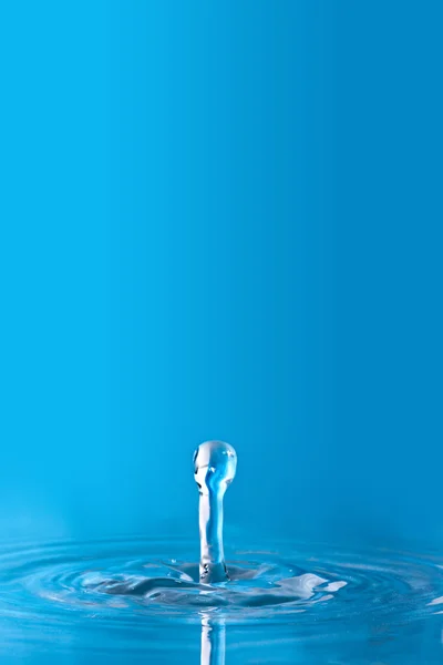 Plusk kropla niebieski wody — Zdjęcie stockowe