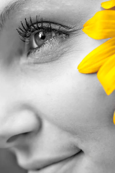 Menina flor amarela — Fotografia de Stock