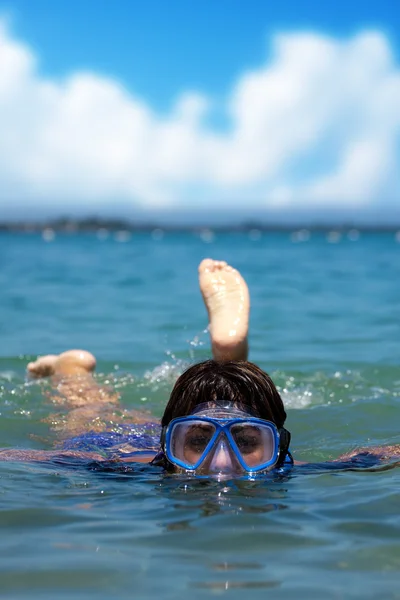 Mujer haciendo snorkel — Foto de Stock