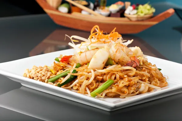 Almohadilla de mariscos tailandesa con fideos de arroz frito — Foto de Stock