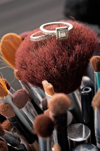 Anillos de boda en cepillos de maquillaje —  Fotos de Stock