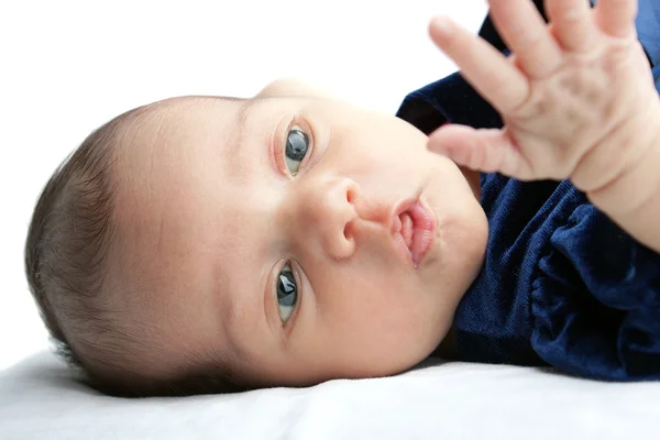 Lindo bebé curiosamente mirando su mano — Foto de Stock