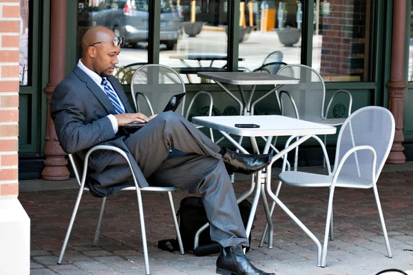 Hombre de negocios trabajando en su portátil al aire libre — Foto de Stock