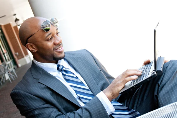 Homem de negócios móvel trabalhando em um laptop — Fotografia de Stock