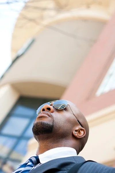 在城市的英俊的非洲裔美国业务人 — 图库照片