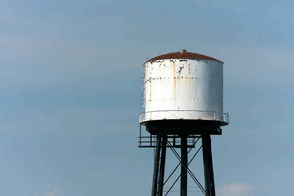 Torre de água enferrujada velha — Fotografia de Stock
