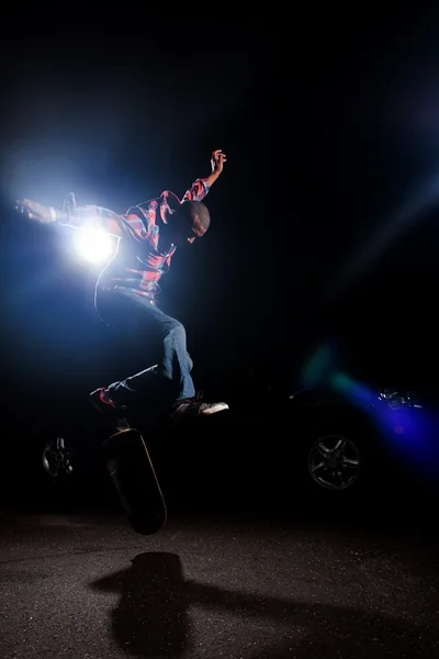 Uomo che esegue trucchi di skateboard — Foto Stock
