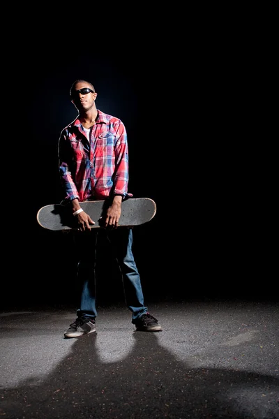 Cool skateboarder tizio in posa — Foto Stock