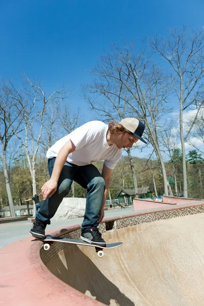 Skateboardåkare falla i skålen på skateboardpark — Stockfoto