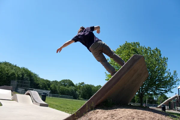 Skateboarder montando uma rampa de skate de concreto — Fotografia de Stock